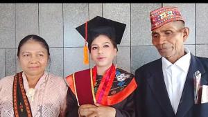Elfrida-Gentong-Bersama-Kedua-Orang-Tua.jpg
