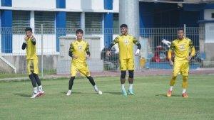 Empat-kiper-menjalani-sesi-latihan-di-Stadion.jpg