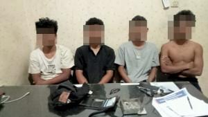 Empat-pemuda-yang-mabuk-dan-buat-onar-diamuk-massa-dan-diamankan-Polsek-Kota-Lama.jpg