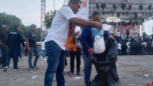 Erik-Rede-memungut-sampah-bersama-pendukungnya.jpg