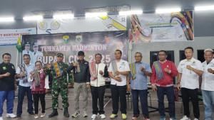 FOTO-BERSAMA-Bupati-Timor-Tengah-Selatan-TTS-Eduard-Markus-Lioe-S-IP-SHMH-berpose.jpg