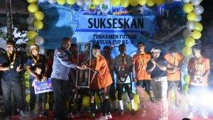 Fabianus-Ranta-menyerahkan-piala-bergilir.jpg