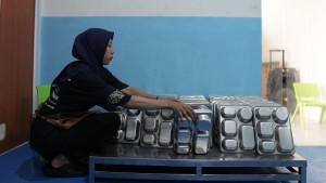 Fania-Lingga-26-tampak-sibuk-di-dapur-Satuan-Pelayanan-Pemenuhan-Gizi-SPPG.jpg