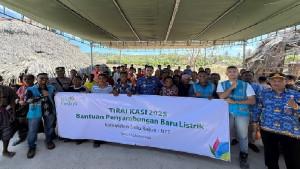 Foto-bersama-Bupati-Sabu-Raijua-manajemen-PLN-ULP-Sabu-Raijua-dan-masyarakat-penerima.jpg