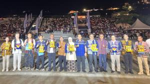 Foto-bersama-Gubernur-NTT-dan-semua-sponsor-Tour-de-EnTeTe-dan-General-Manager-PLN-NT.jpg