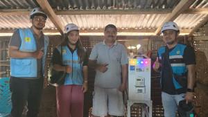 Foto-bersama-Kepala-Desa-Kalamba-dan-petugas-PLN-UP2K-Sumba-disamping-panel-kontrol-PLTS.jpg