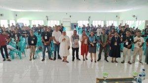 Foto-bersama-Ketua-Komisi-Kepemudaan-Keuskupan-Agung-Kupang-Romo-Longginus-Bone.jpg