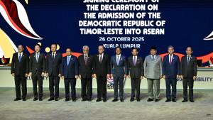 Foto-bersama-Sekjen-bersama-para-pemimpin-ASEAN-usai-seremoni-pembukaan-KTT-ke-47-ASEAN.jpg