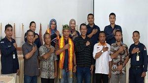Foto-bersama-anggota-KPU-Provinsi-NTT-Fransiskus-V-Diaz-Ketua-KPU-Kabupaten-Manggarai-Timur.jpg