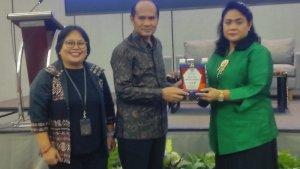 Foto-bersama-anggota-Komisi-X-DPR-RI-Anita-Gah-usai-menerima-cinderamata.jpg