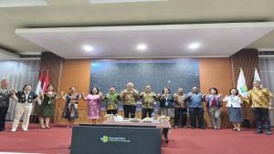 Foto-bersama-launching-Penguatan-Tata-Kelola-Unit-usaha-Poltekkes-Kemenkes-Kupang.jpg