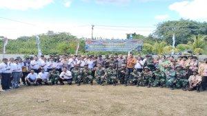 Foto-bersama-pada-upacara-penutupan-TMMD-di-Pulau-Semau-Rabu-4-Juni-2025.jpg
