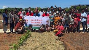 Foto-bersama-saat-kegiatan-menanam-sayuran-dan-edukasi-lingkungan-di-Agrowisata-Desa-Patawang.jpg