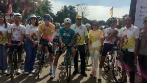 Foto-bersama-saat-melepas-peserta-balap-sepeda-menuju-Waingapu-Sumba-Timur.jpg
