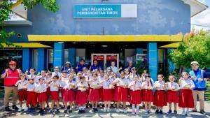 Foto-bersama-siswa-siswi-guru-pendamping-dan-kepala-sekolah-SDK-Santa-Carmen.jpg