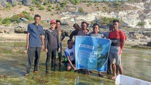 Foto-bersama-tim-pelaksana-transplantasi-lamun-Seacrest-Indonesia.jpg