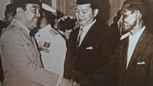 Frans-Seda-dalam-suatu-kesempatan-bersama-Presiden-RI-pertama-Ir-Soekarno.jpg