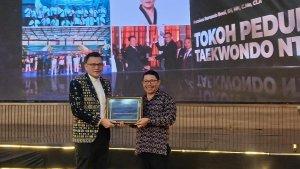 Fransisco-Bernardo-Bessie-menerima-penghargaan-Pos-Kupang-Award.jpg