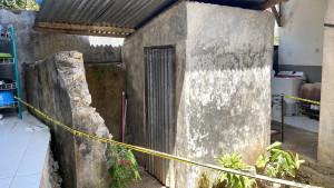 GARIS-POLISI-Polisi-memasang-police-line-di-kamar-mandiTKP-gantung-diri.jpg
