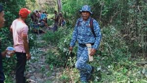 Gotong-Royong-Anggota-DPRD-Matim-Yufentius-Tongkang-Bersama-Warga-Kerja-Bakti-Bersihkan-Jalan.jpg