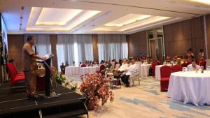 Gubernur-NTT-Melki-paparkan-materi.jpg