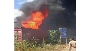 Gudang-penyimpanan-oli-bekas-yang-terletak-di-jalan-Kimang-Buleng-sikka-terbakar.jpg