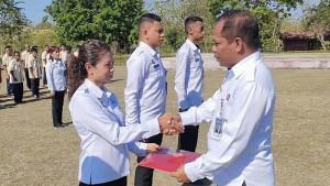 Hariyadi-Maikameng-memberikan-penghargaan-kepada-pegawai.jpg