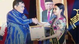 Henny-Taebenu-Siswi-SMA-Negeri-6-Kupang-menerima-penghargaan-LDCC-Awards.jpg