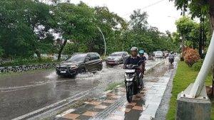 Hujan-lebat-menyebabkan-Geangan-air-setinggi-lutut-di-Jalan-Frans-Seda-Kota-Kupang-NTT.jpg