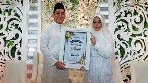 Ikmal-Fitriananda-dan-Sundari-Ramadhani-berpose-bersama-mas-kawin-berupa-27500-slot.jpg