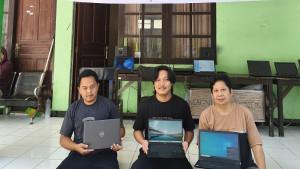 Ivan-Sofian-penyelenggara-lelang-di-Asrama-Haji-Kota-Kupang-melakukan-kegiatan-lelang-laptop-murah.jpg