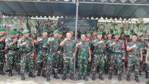 Jajaran-Satgas-Yonif-741GN-pose-bersama-Pangdam-Udayana.jpg