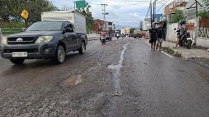 Jalan-Pulau-Indah-di-Oesapa-Barat-Kota-Kupang-tampak-berlubang-di-beberapa-titik.jpg