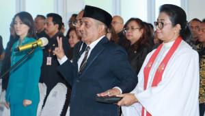 Jefri-Pelt-mengangkat-sumpah.jpg