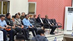 Johni-Asadoma-baju-biru-sedang-mengikuti-rangkaian-agenda-paripurna.jpg