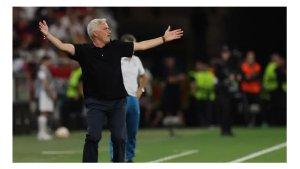 Jose-Mourinho-tidak-senang-dengan-keputusan-wasit-Anthony-Taylor.jpg