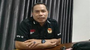 Juru-Bicara-KPU-Kabupaten-Malaka-Stefanus-Manhitu-di-ruang-kerjanya.jpg