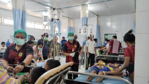KERACUNAN-MBG-Suasana-IGD-RSUD-SoE-pasca-sejumlah-siswa-siswi.jpg