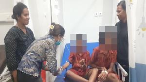 KERACUNAN-Sejumlah-beberapa-siswi-SD-Inpres-Liliba-mendapat-perawatan-dari-tim-medis.jpg