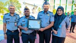 Kanim-terima-penghargaan.jpg