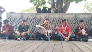 Kapolre-Ende-dan-Dandim-Ende-duduk-lesehan-bersama-masa-aksi.jpg