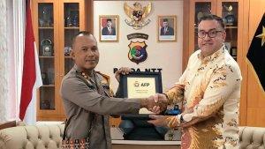 Kapolres-Flores-Timur-AKBP-I-Nyoman-Putra-Sandita-menerima-penghargaan-dari-AFP.jpg