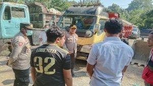 Kapolres-Manggarai-Timur-AKBP-Suryanto-bersama-anggota-sedang-turun-ke-TKP-korban.jpg