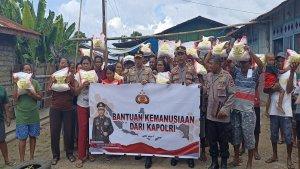 Kapolres-Sikka-AKBP-Nelson-Dias-Quintas-SIK-menyerahkan-bantuan-beras-dari-Kapolri.jpg