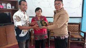 Kasie-Bimkat-Kemenag-TTS-Serahkan-Bantuan-di-Paroki-Kapan.jpg