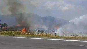 Kebakaran-lahan-terjadi-di-area-runway-bandara-Fans-Seda-Maumere.jpg