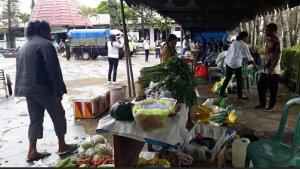 Kegiatan-jual-beli-di-Pasar-Murah-di-halaman-Kantor-Bupati-Lama-TTS.jpg