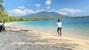Keindahan-alam-wisata-di-Pantai-Lato-Desa-Watowara-Kecamatan-Titehena.jpg