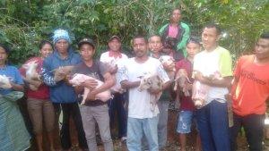 Kelompok-usaha-saat-menerima-bantuan-dari-Anggota-DPR-RI-Melki-Laka-Lena.jpg