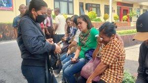 Keluarga-korban-Maria-Mey-sedang-menunggu-rekonstruksi-dimulai.jpg